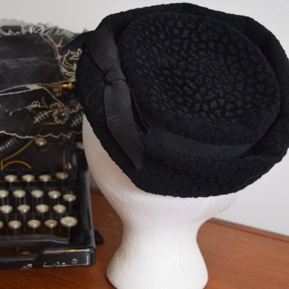 1950s 1960s "L.T." Black Felt Pillbox Hat - Picture 5 of 8
